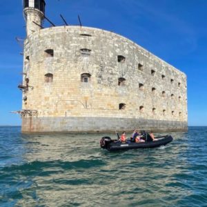 Bateau semi-rigide proche de fort boyard